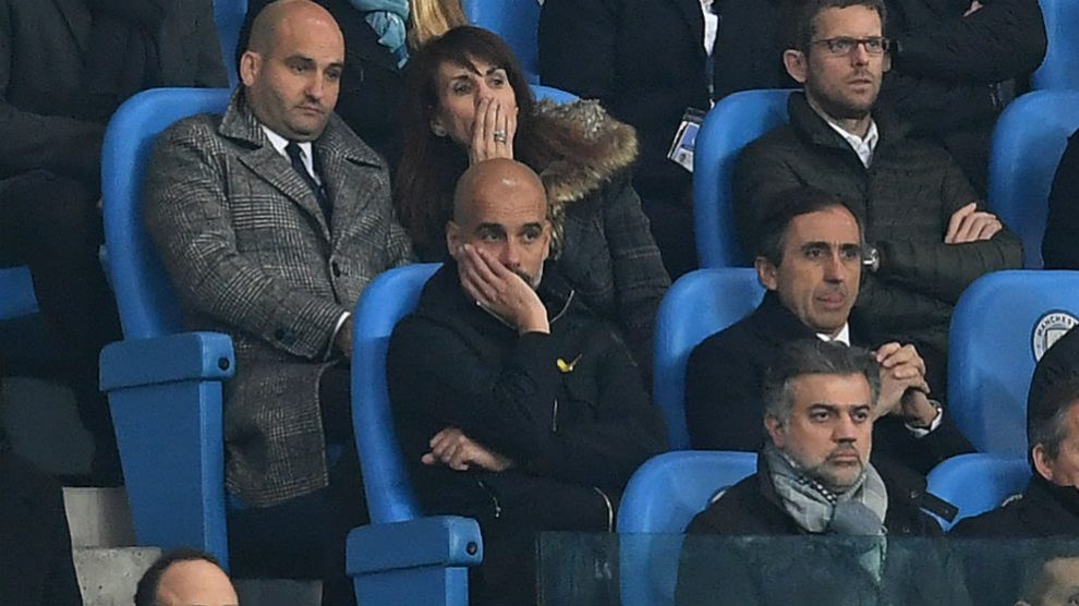 Pep Guardiola, en la grada tras ser expulsado en el Manchester City – Liverpool de la Champions League. (AFP)