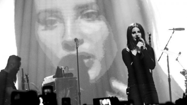Lana del Rey en una de sus actuaciones de la gira 'LA To The Moon Tour'. Foto: AFP