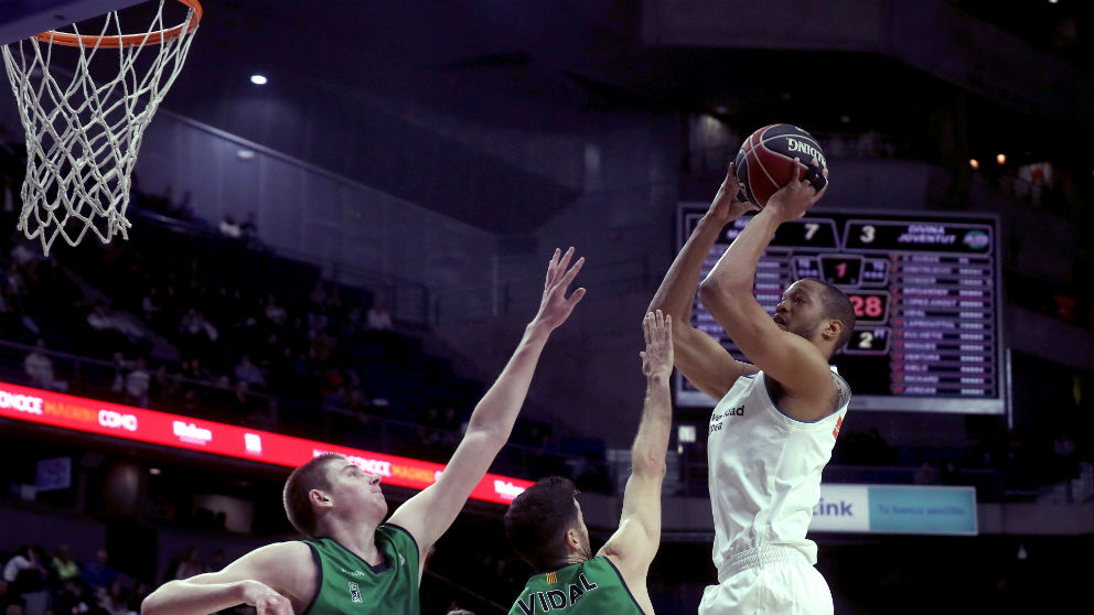 Anthony Randolph, antes de encestar una canasta en el Real Madrid – Joventut. (EFE)