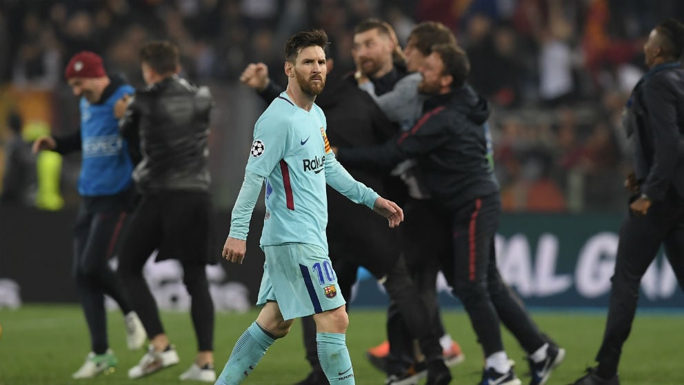 Leo Messi se marcha del campo tras caer eliminado frente a la Roma. (AFP)