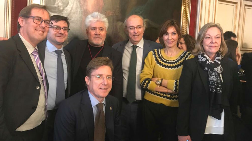 Ramsés Pérez (PSOE), Álvaro González (PP), abajo José Luis Moreno (PP), Pedro Corral, Carmen Castell y Ana Román (los 3 del PP) posan junto a Pedro Almodóvar