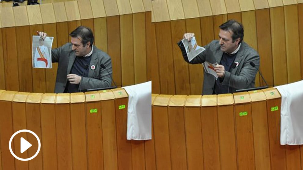 El diputado del BNG Luis Bará rompe un retrato de Felipe VI en el Parlamento de Galicia.