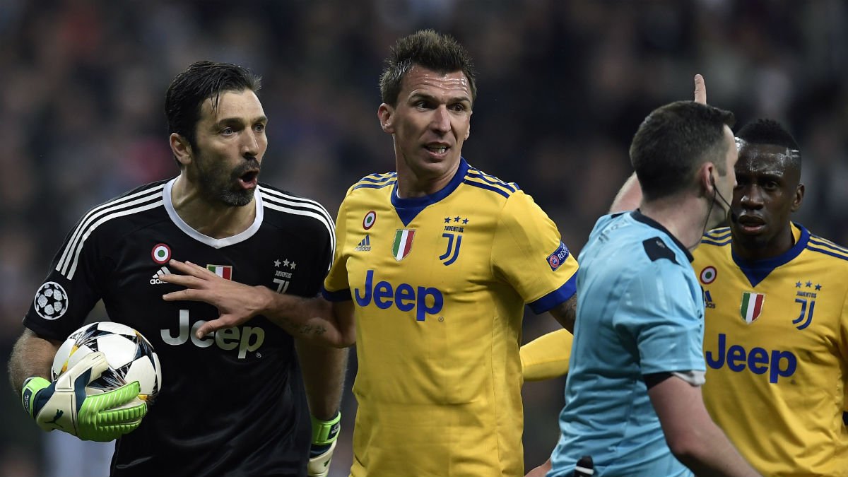 Buffon se fue a por el colegiado tras el penalti cometido por Benatia (AFP).