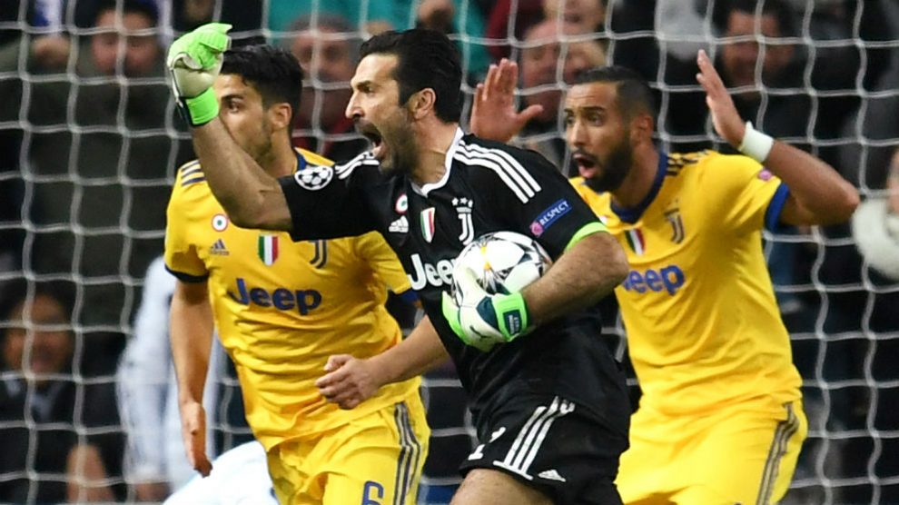 Buffon protesta al árbitro tras señalar penalti. (Getty)