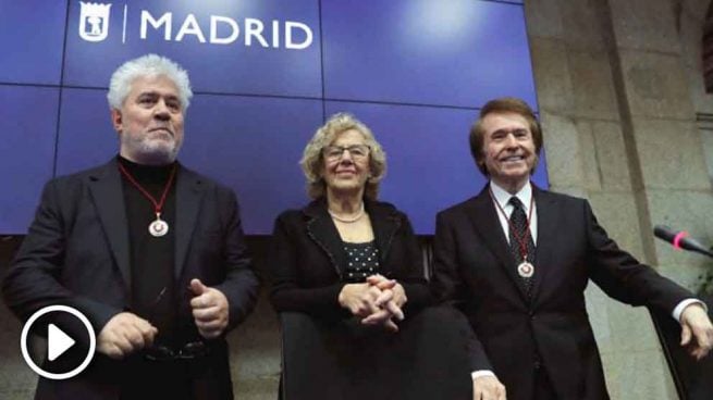 El cineasta Pedro Almodóvar (i) y el cantante Raphael (d) han sido nombrados hoy Hijos Adoptivos de Madrid por sus extraordinarias trayectorias artísticas en una sesión plenaria presidida por la alcaldesa, Manuela Carmena (Foto: Efe) ?>