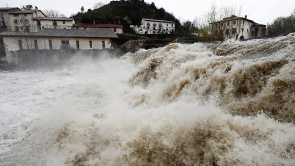 El fuerte caudal de los ríos y la previsión de fuertes lluvias en Navarra hace temer graves inundaciones