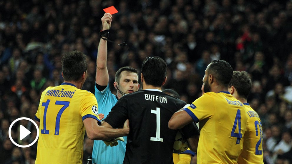 El colegiado expulsó a Buffon en el último minuto tras señalar penalti. (Foto: Enrique Falcón)
