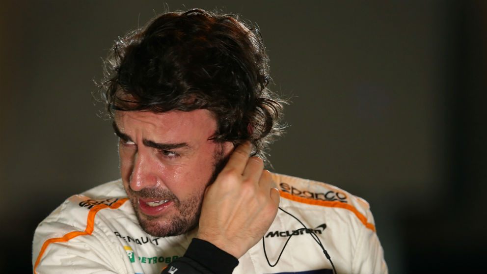 Fernando Alonso, a punto de subirse al McLaren. (Getty)