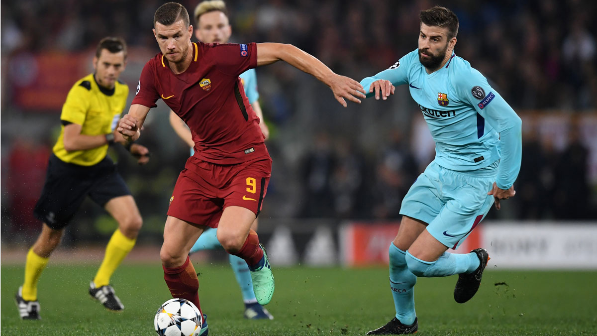Gerard-Piqué intenta-frenar-a-Dzeko,-que-se-escapa-con-el-balón-(Getty)