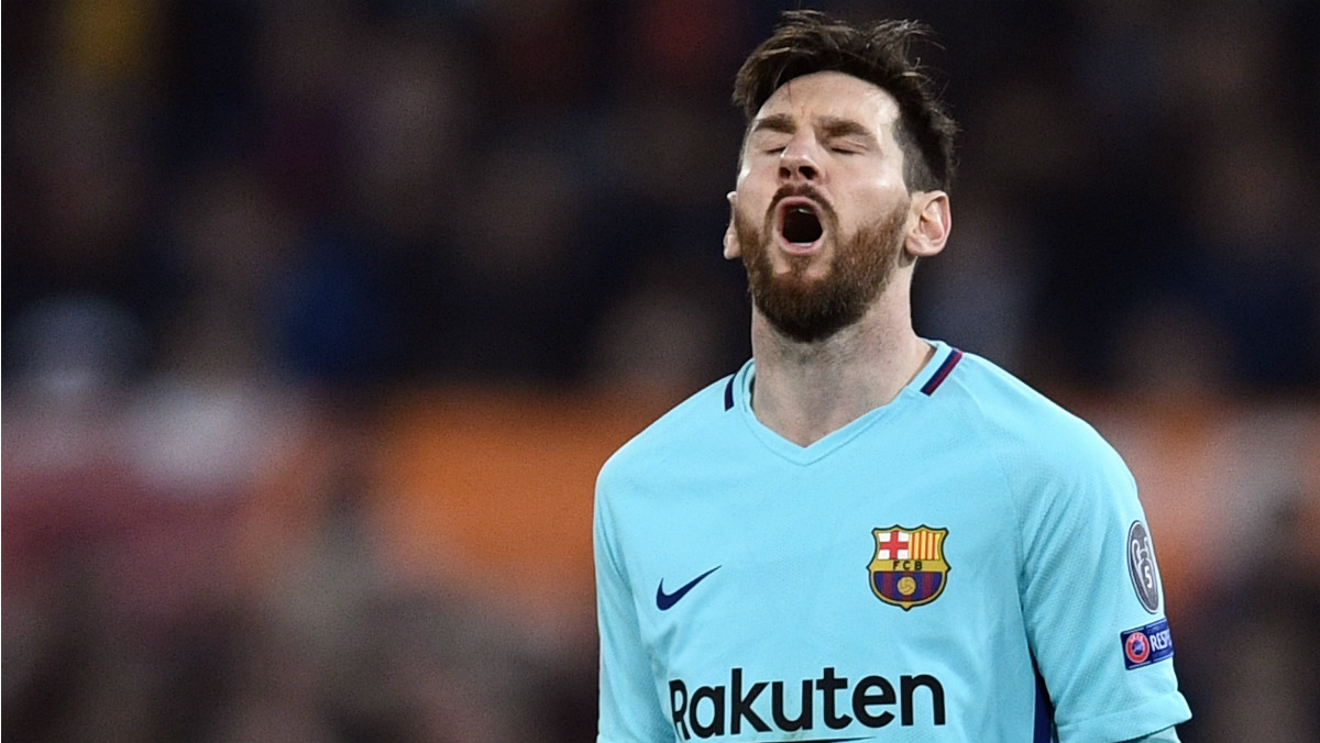 Leo Messi se lamenta durante el partido contra la Roma. (AFP)