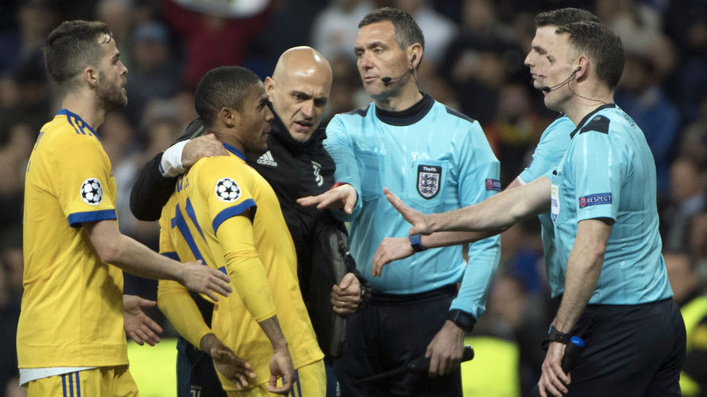 Douglas Costa protesta a los árbitros. (AFP)