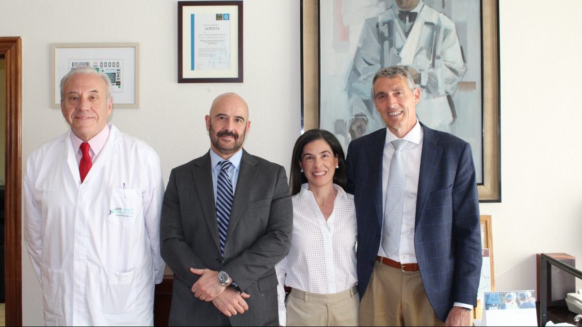 Álvaro de la Parra (dcha) con el equipo directivo de FJD, Dr. Javier Guerra (dtor asistencial), Jesús Mª Rodríguez (adjunto a Gerencia) y Eva Sáez (dtora de Calidad).