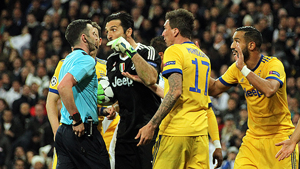 Buffon se fue a por el colegiado tras el penalti cometido por Benatia . (Foto: Enrique Falcón)