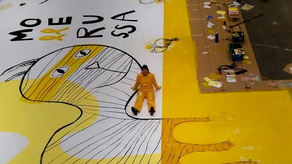 Mural amarillo pintado por Mercè Galí