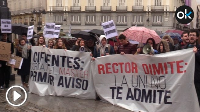 Estudiantes de la Universidad Rey Juan Carlos piden en Sol la dimisión de Cifuentes y el rector ?>