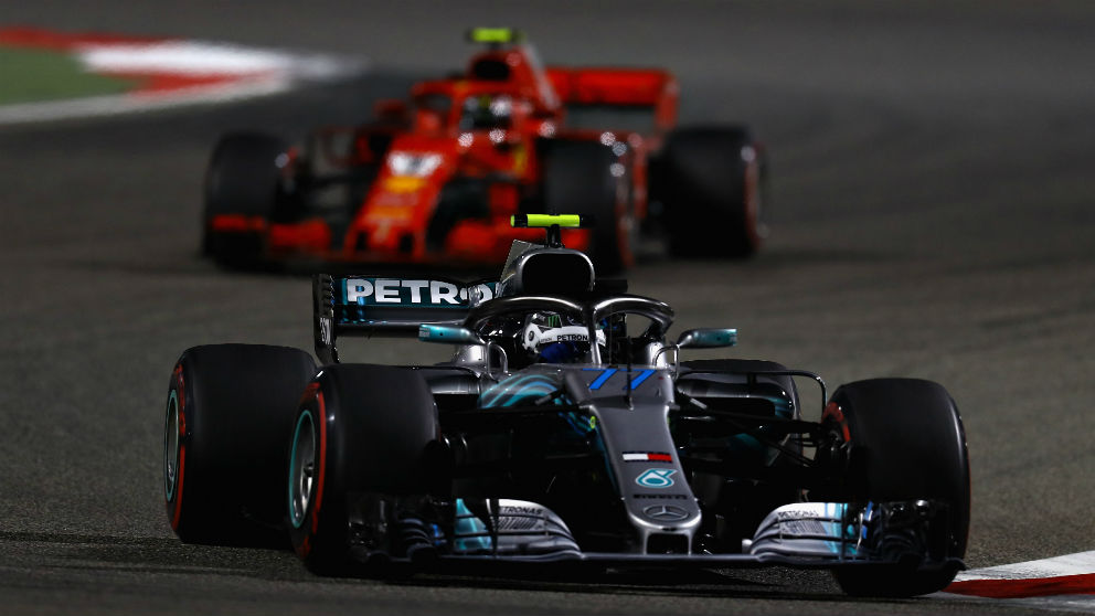 Mercedes cedió la victoria en Bahrein por tardar demasiado en darse cuenta de que Ferrari no iba a hacer parar más veces en boxes a Sebastian Vettel. (Getty)