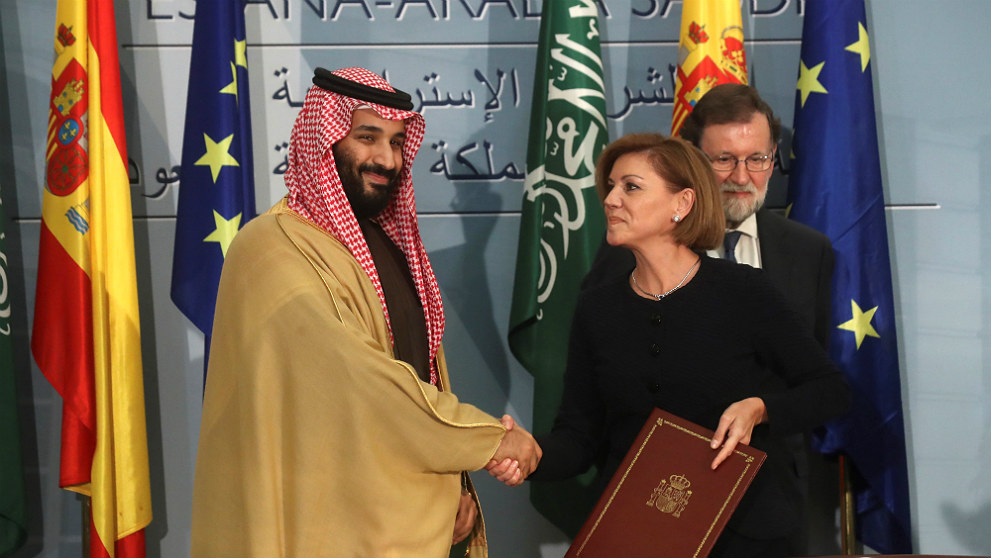 Mohamed bin Salman, la ministra María Dolores de Cospedal y el presidente Mariano Rajoy. (EFE)