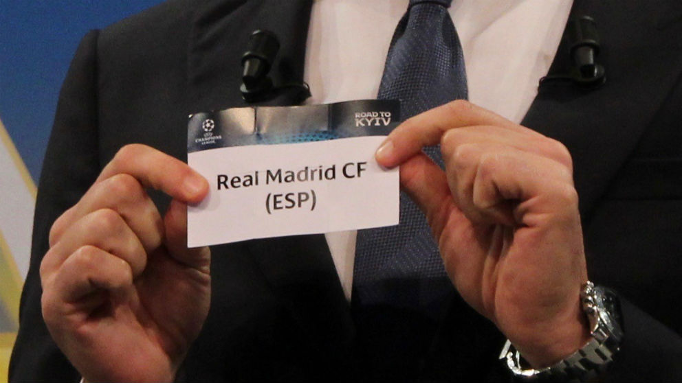 La bola del Real Madrid, en un sorteo de Champions. (AFP)