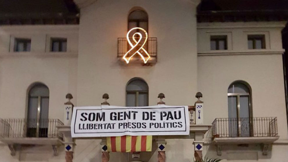 Pancarta golpista en el ayuntamiento de la Roca del Vallés