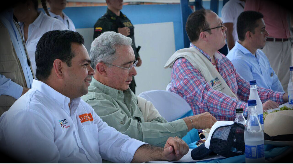 Álvaro Uribe, de campaña por la Amazonía colombiana. (Foto: OKD)