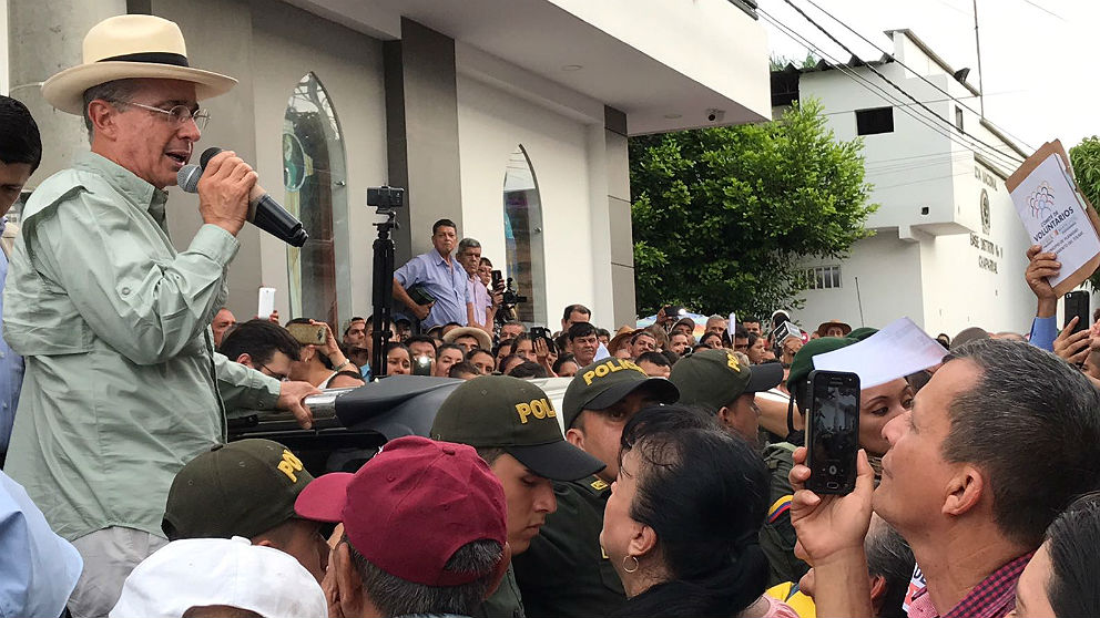 Álvaro Uribe, en San Vicente de Caguan, de campaña para las presidenciales de Colombia. (Foto: OKD)