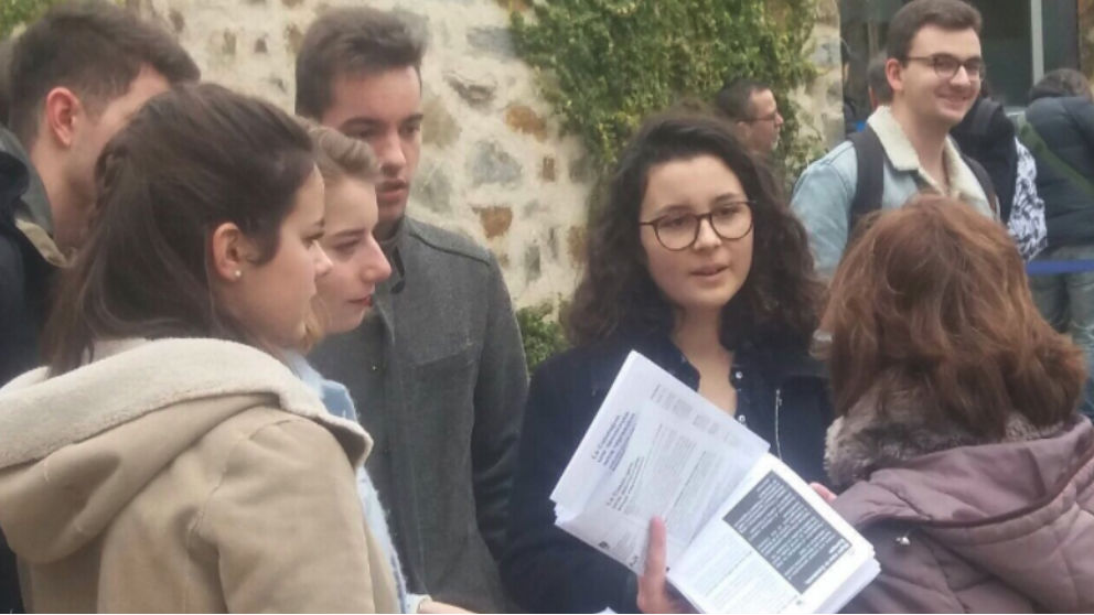 CDR repartiendo folletos a turistas