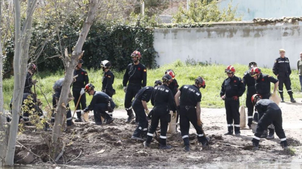 Militares de la UME trabajan en la crecida del Ebro