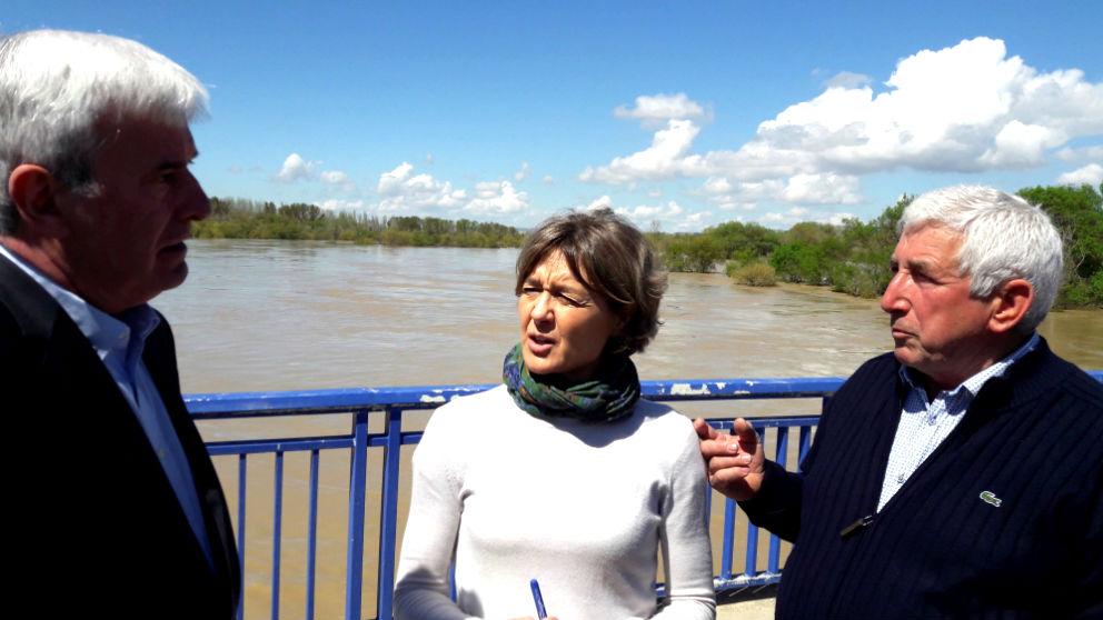 La ministra García Tejerina con el delegado del Gobierno en Aragón junto al río Ebro (Foto: Efe).