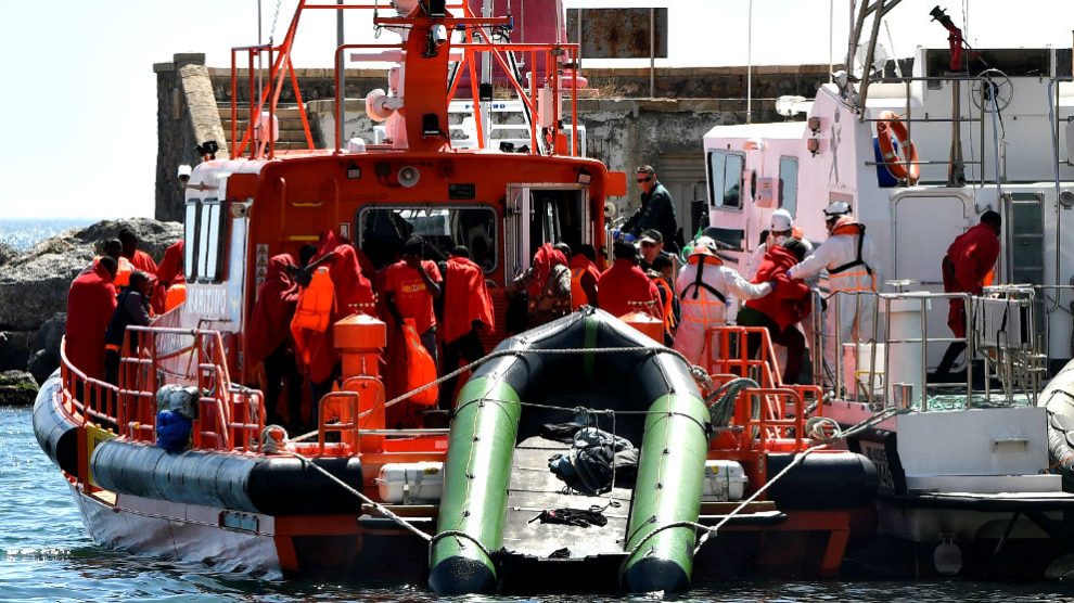 Una embarcación transporta inmigrantes rescatados de una patera. (Foto: Efe)