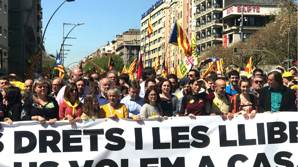 Ada Colau en la cabeza de la manifestación. (Foto: Joan Guirado)