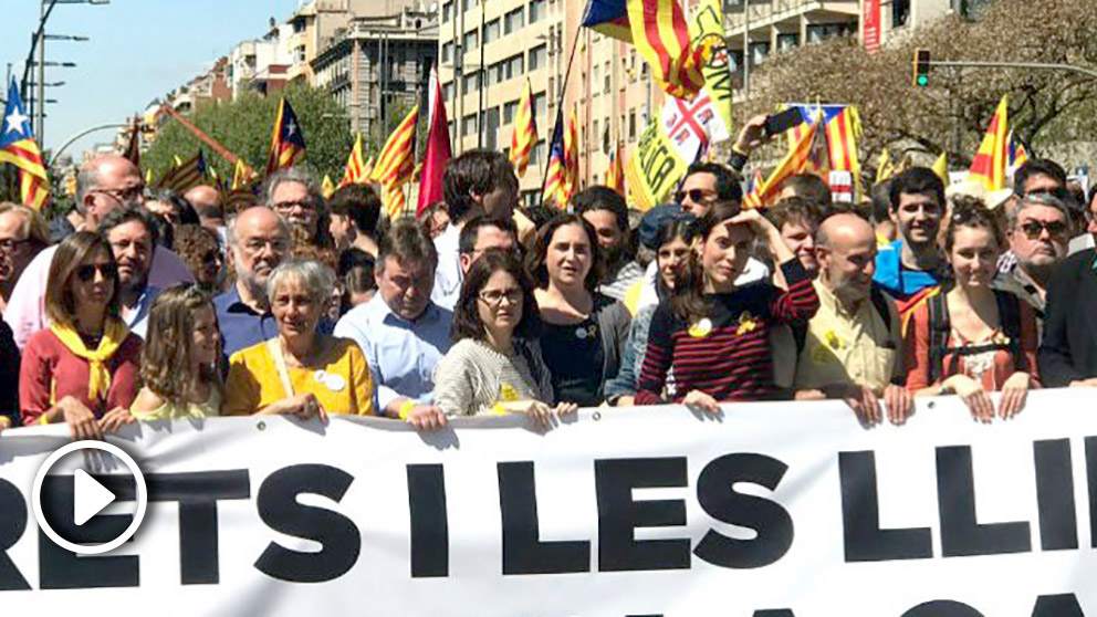 Ada Colau en la cabeza de la manifestación (Foto: Joan Guirado).