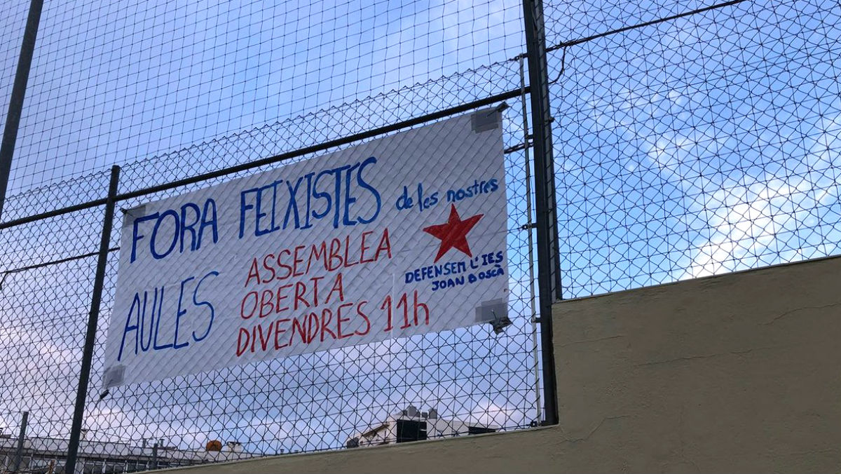 Pancartas colocadas por los independentistas en el instituto en el que imparte sus clases el profesor Francisco Oya.