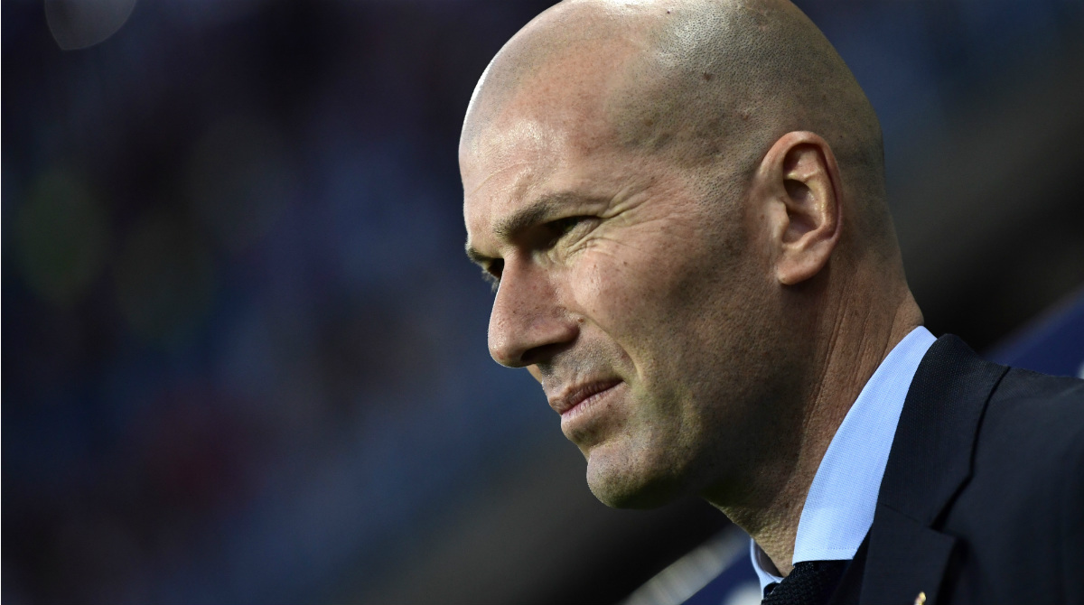 Zidane, en el banquillo de La Rosaleda. (AFP)