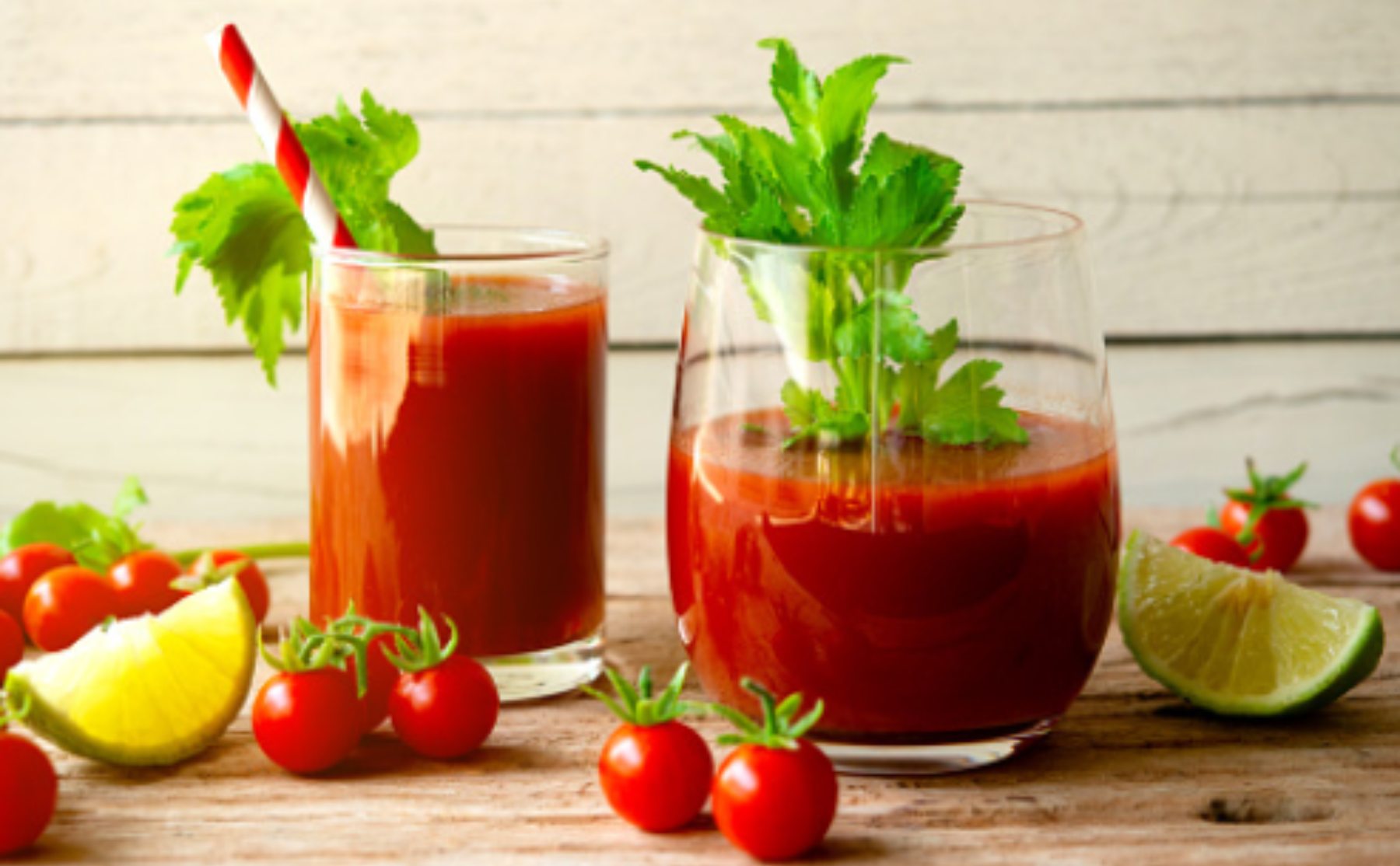 Hay vida más allá del gazpacho, un delicioso zumo o jugo de tomate puede convertirse en la alternativa rápida y low cost de una sopa fría de excepción.