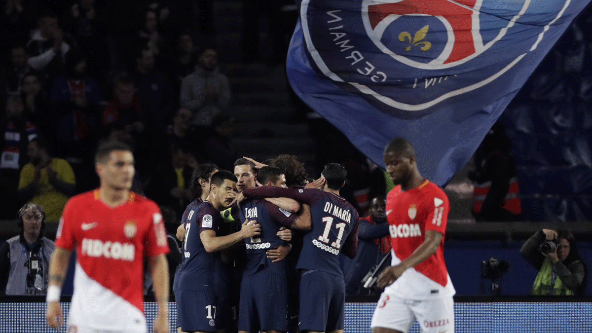 Algunos-jugadores-del-Mónaco-mientras–los-del-PSG-celebran-la-victoria-(AFP)
