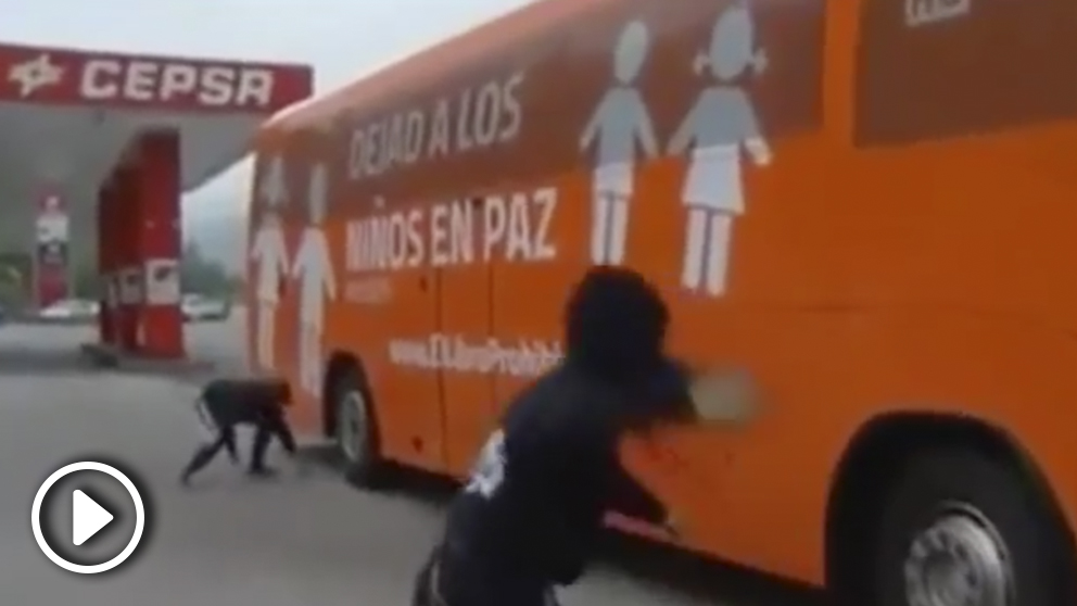 Pedradas y rotura de parabrisas contra el bus de Hazte Oír a su llegada a Lena (Asturias).
