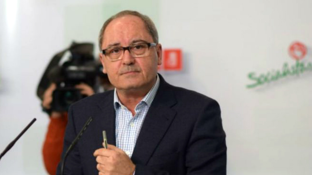 El secretario de Organización del PSOE-A, Juan Cornejo, en rueda de prensa.