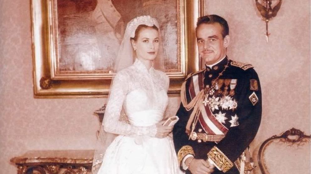 El 18 abril de 1956 la estrella de cine Grace Kelly se casa con el Príncipe Rainiero de Mónaco