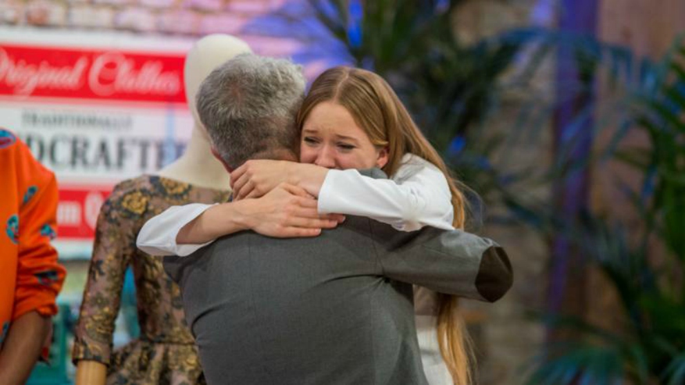 Alicia y Caprile se funden en un abrazo en ‘Maestros de la Costura’.