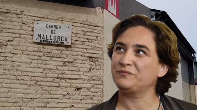 Ada Colau no retira las pegatinas de 'república catalana' colocadas en las placas de las calles