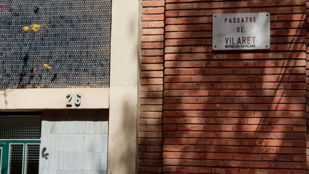 Colau no retira los letreros de ‘república catalana’ colocados en las placas de las calles de Barcelona
