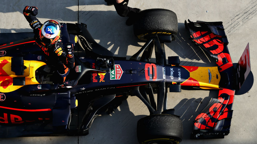 El Red bull de Ricciardo pasa por boxes. | Red Bull | GP China Fórmula 1 | F1 (Getty)