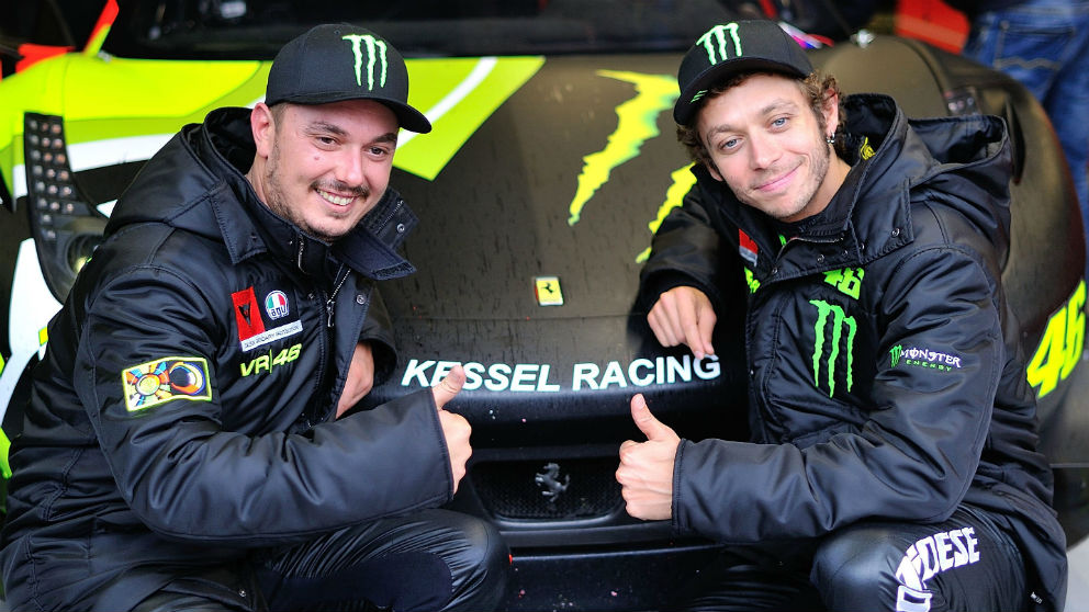 Valentino Rossi junto a su amigo Uccio Sacchi en el box de Yamaha. | Mundial de MotoGP (Getty)