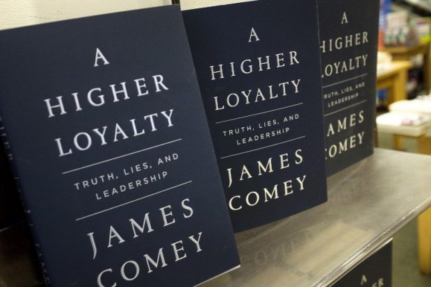 El libro de James Comey 'A Higher Loyalty: Truth, Lies, and Leadership,', aun sin traducción al castellano, en el que habla sobre Donald Trump. Foto: AFP