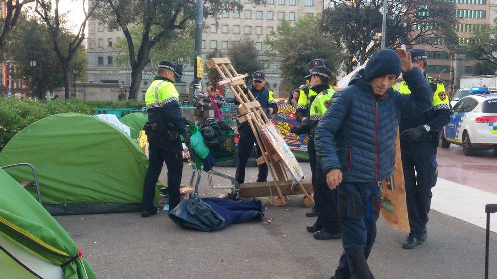 Desalojan la Plaza Cataluña de Barcelona de campamentos independentistas y de gente ‘sin techo’. Foto: Twitter