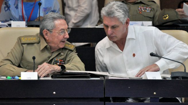 El régimen cubano designa a Miguel Díaz-Canel como sucesor de Raúl Castro y este promete «continuidad»