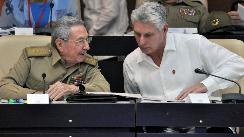 Raúl Castro y Miguel Díaz-Canel (Foto: AFP)