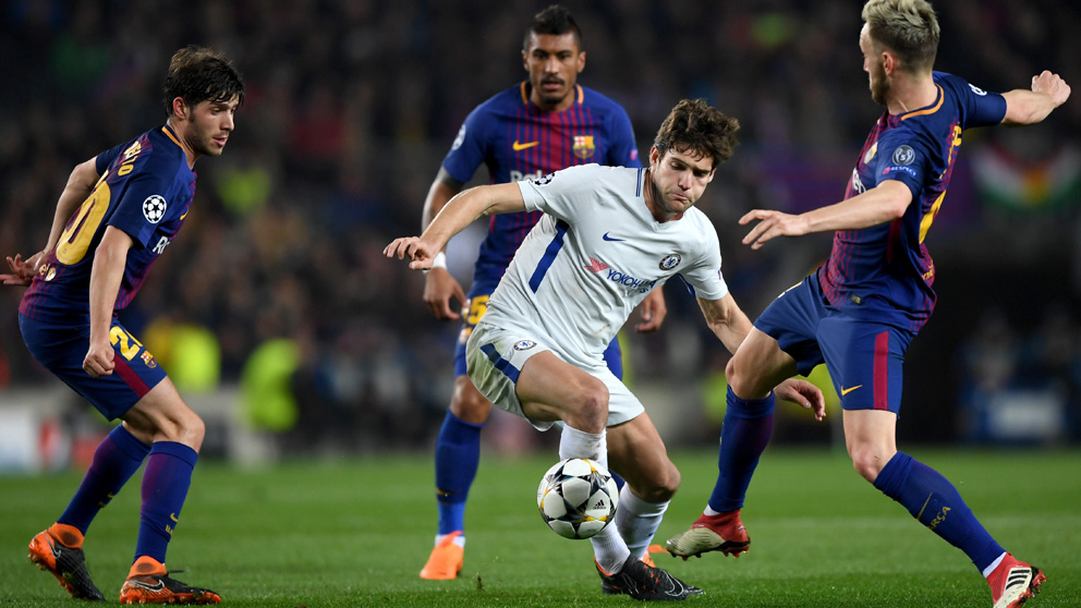 Marcos Alonso, elegido mejor lateral zurdo de la Premier, controla el balón en el Barcelona-Chelsea de Champions. (Getty)