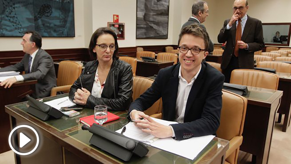 Iñigo Errejón y Carolina Bescansa en el Congreso de los diputados. Foto: Francisco Toledo