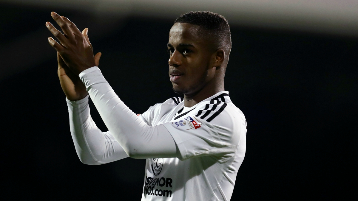 Ryan Sessegnon, objetivo del Real Madrid y del Barcelona, durante un partido con el Fulham esta temporada. (Getty Images)